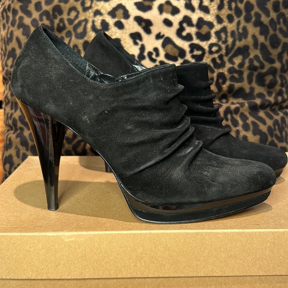 EUC, Black Ruched Heel w/ Zipper. Size 7.5
